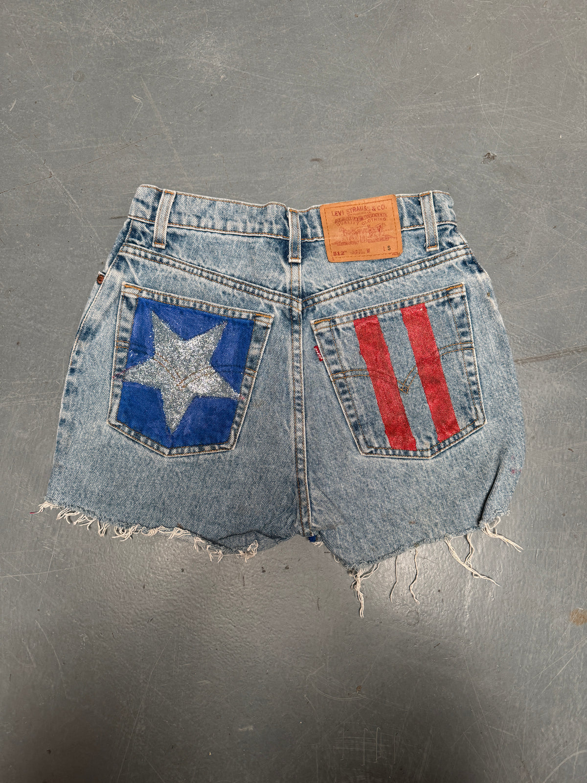 Vintage Levis Cut Off Denim Shorts - 90s Made - W 26 - SH1109