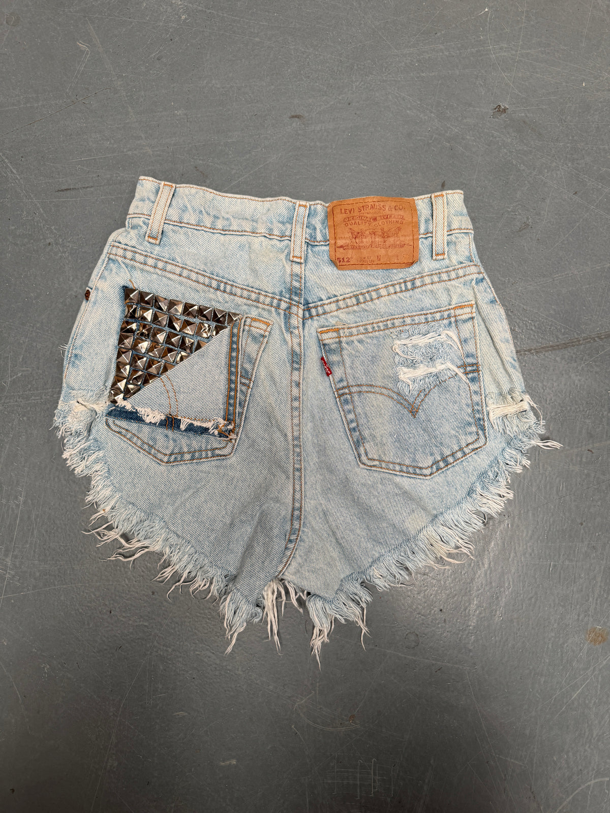 Vintage Levis Cut Off Denim Shorts - 90s Made - W 24 - SH1116