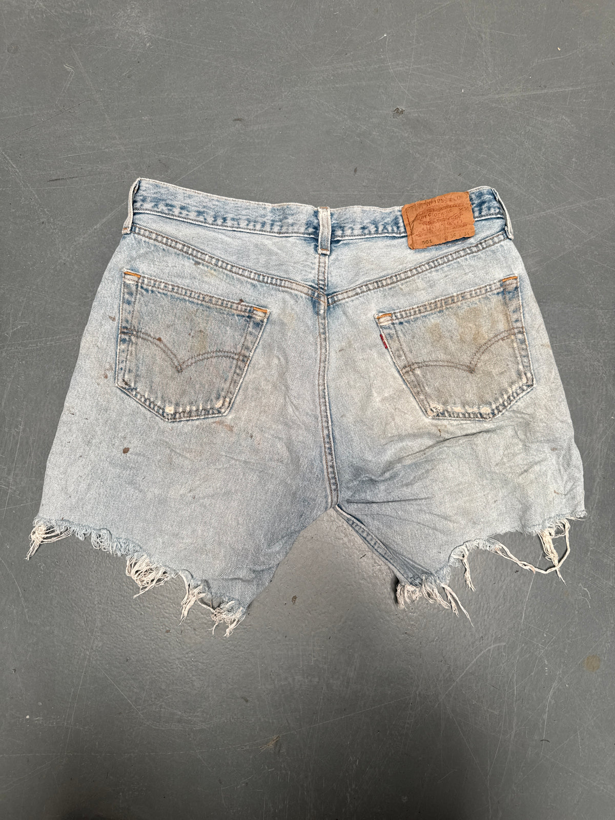 Vintage Levis Cut Off Denim Shorts - 90s Made - W 34 - SH1147