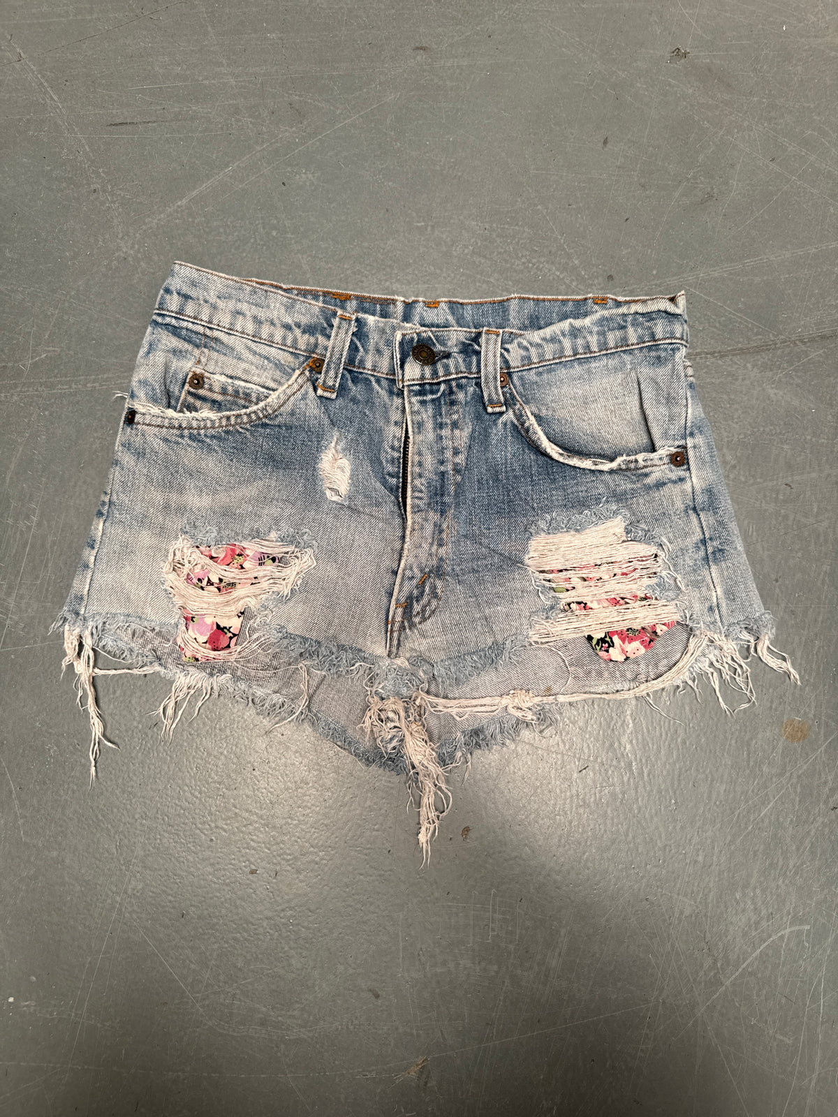 Vintage Levis Cut Off Denim Shorts - 90s Made - W 28 - SH1152
