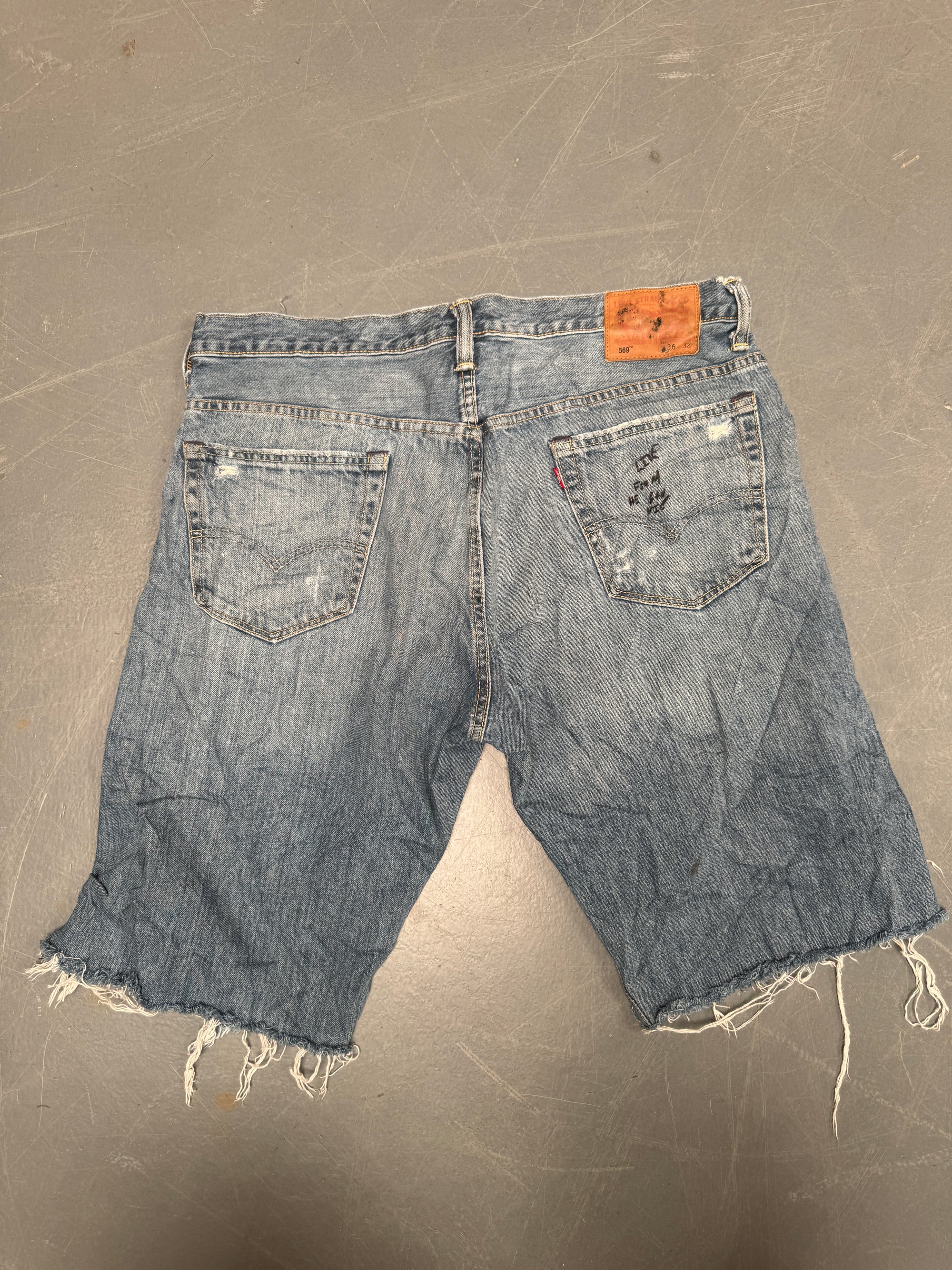 Vintage Levis Cut Off Denim Shorts - 90s Made - W 40 - SH667
