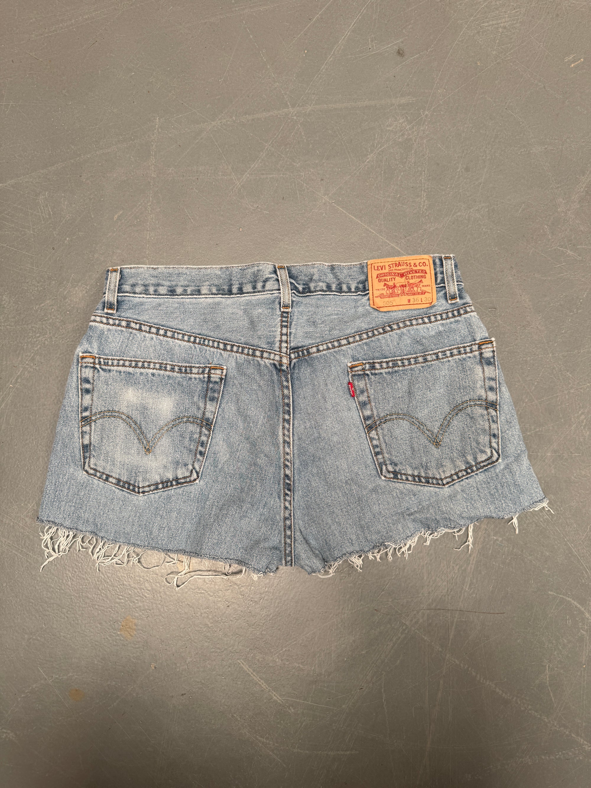Vintage Levis Cut Off Denim Shorts - 90s Made - W 34 - SH675