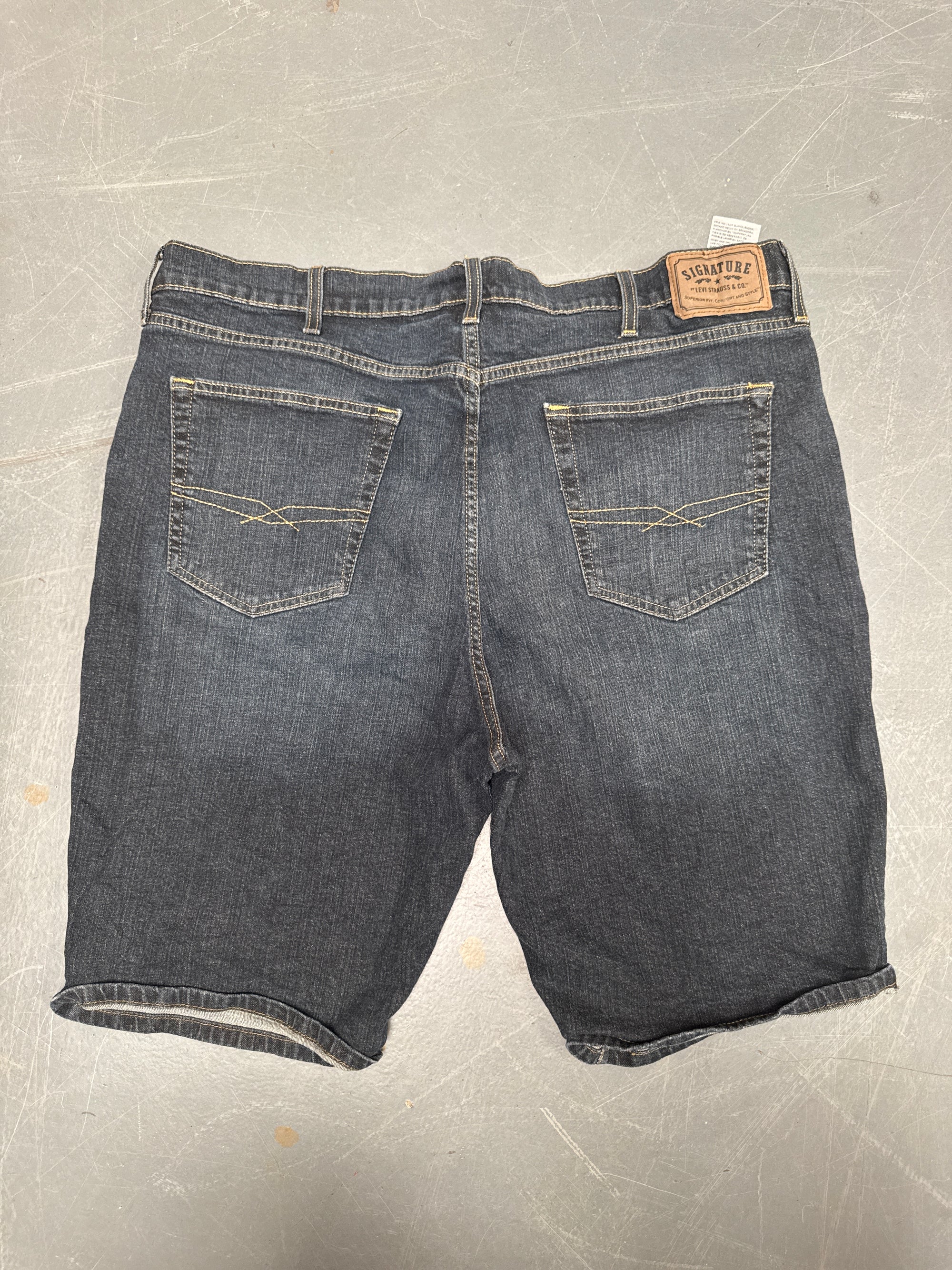 Vintage Levis Cut Off Denim Shorts - 90s Made - W 40 - SH684