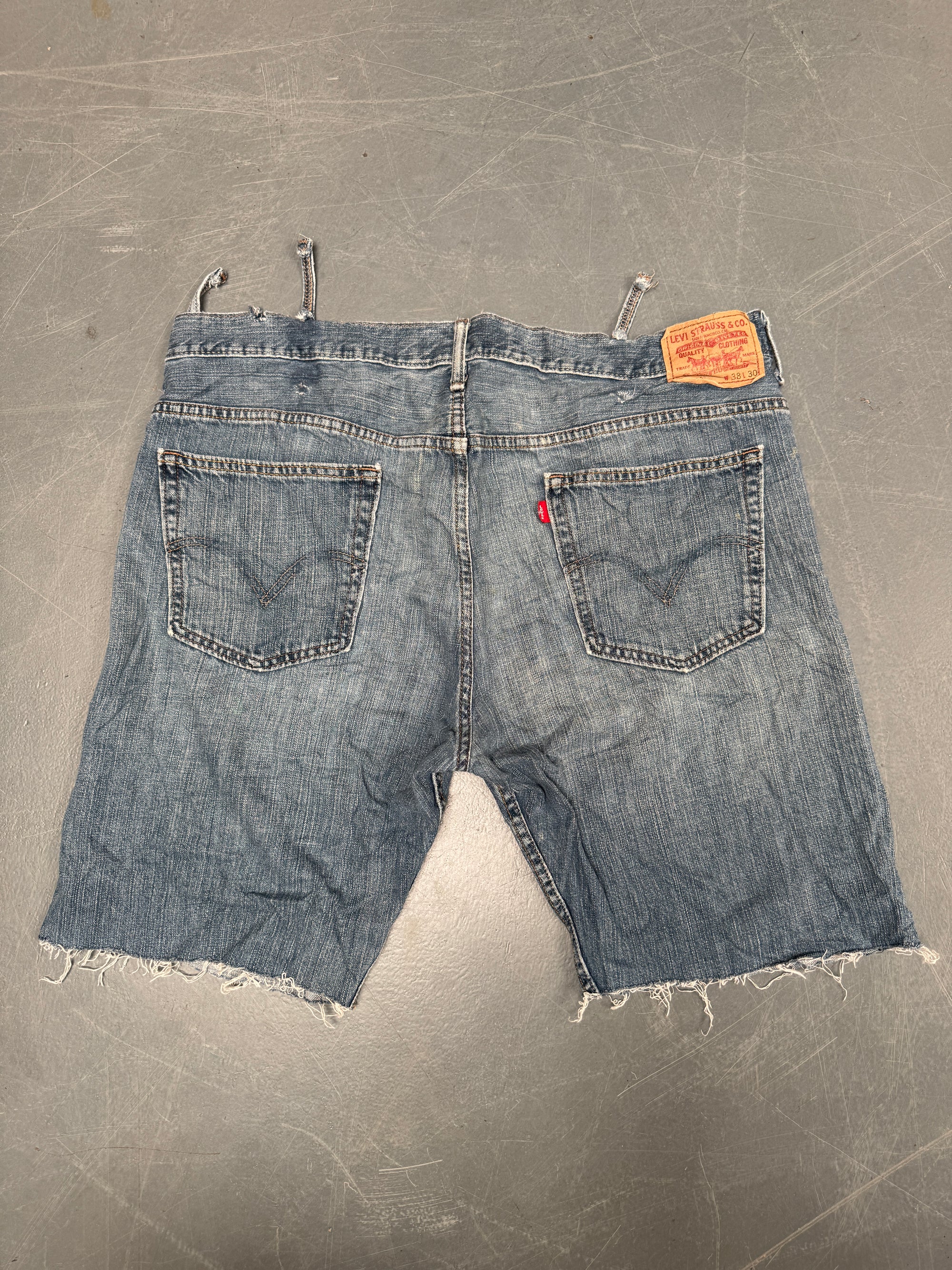 Vintage Levis Cut Off Denim Shorts - 90s Made - W 40 - SH708