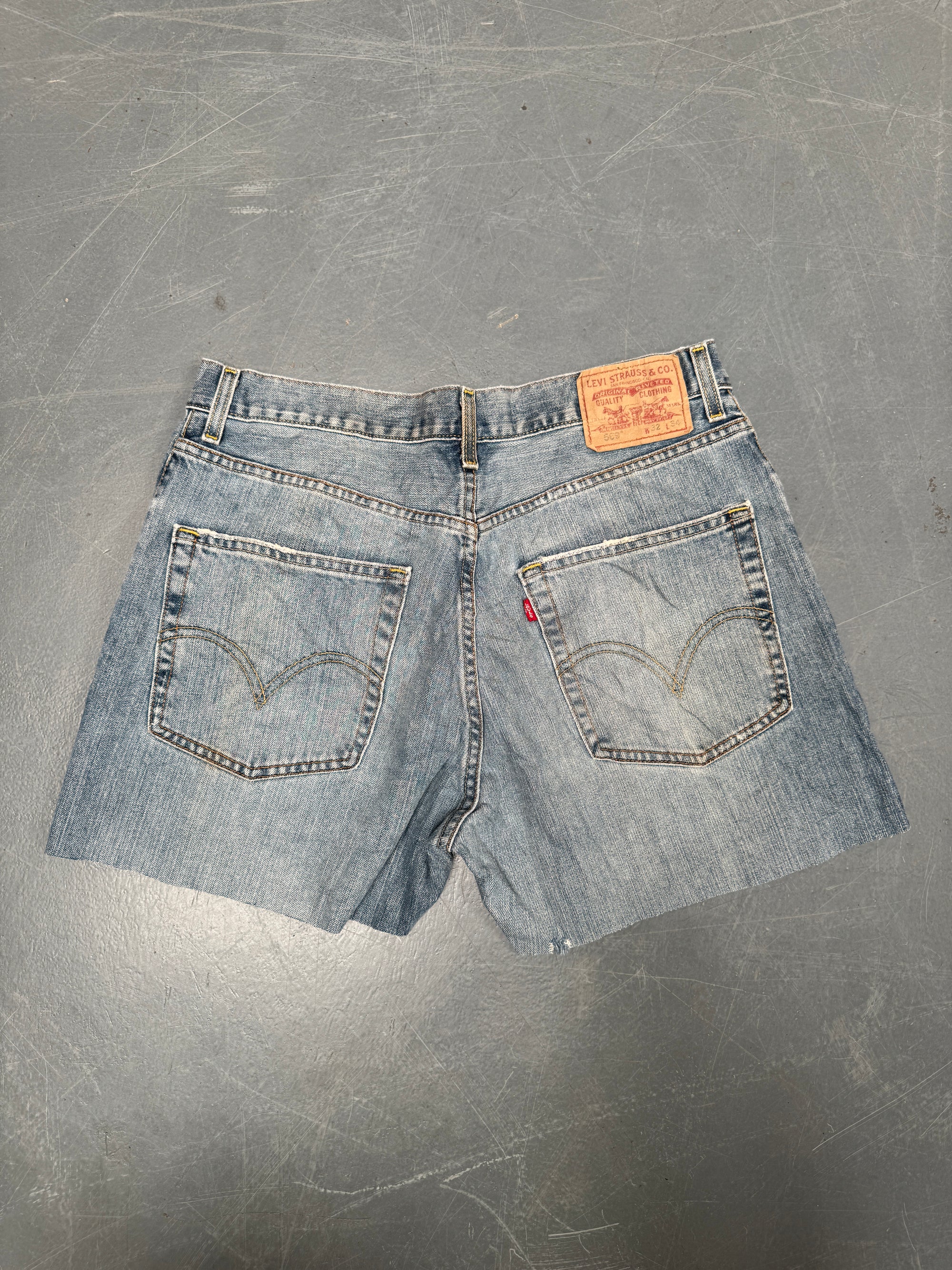 Vintage Levis Cut Off Denim Shorts - 90s Made - W 32 - SH922